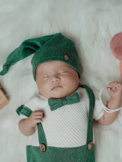 Celebrating one month of magic. I use props like these wooden blocks and tiny balloons to mark your baby's first milestones in a sweet and memorable way.