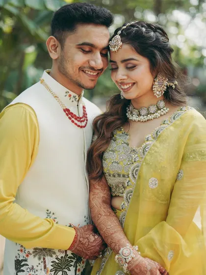 A close-up from Tanisha's beautiful Haldi ceremony in Raipur. For this look, we focused on glowing skin, soft smoky eyes, and a warm nude lip that complemented her yellow lehenga. It’s all about creating a fresh and celebratory look for daytime events.
