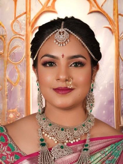 Our silver-toned necklace with green stones looks absolutely regal on this bride. It’s paired with a matching maang tikka and nose ring for a complete bridal look.