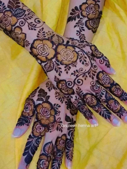 A lovely floral design that is both simple and intricate, perfect for bridesmaids or festival-goers.