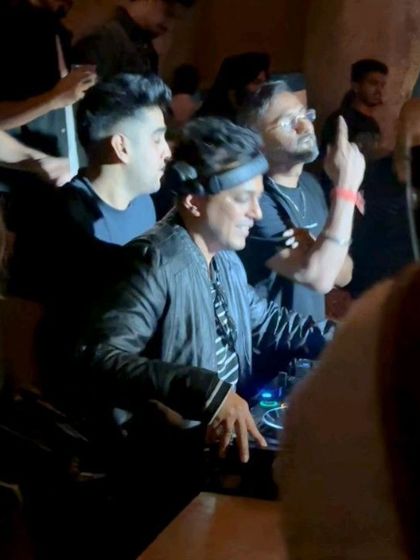 Another angle from that unforgettable night. Yo Yo Honey Singh pointing to the sky, feeling the music.