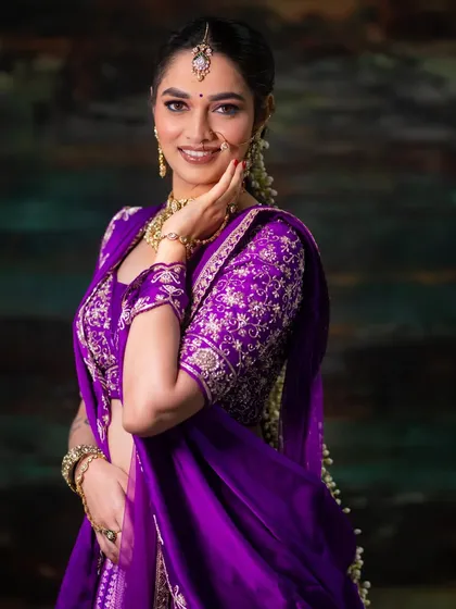 A close-up of the turquoise kajal, a unique touch that made this bridal look stand out.