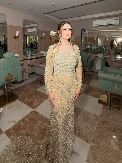 A full-length view of this beauty, ready for her event.