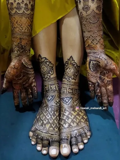 A complete bridal mehandi set. The hands and feet feature matching geometric patterns and personalized initials, creating a beautifully coordinated look for the bride.