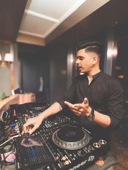 The Vibe: On The Decks & On The Floor photo 3