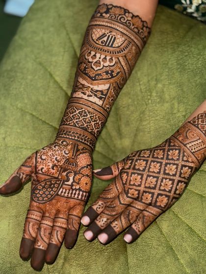 Intricate Bridal Mehendi photo 9