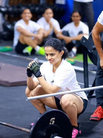 Quality coaching is about attention to detail. Here, I'm breaking down the mechanics of a lift for an athlete during a competition. My focus is on ensuring you move safely and efficiently, building a solid foundation for long-term progress.