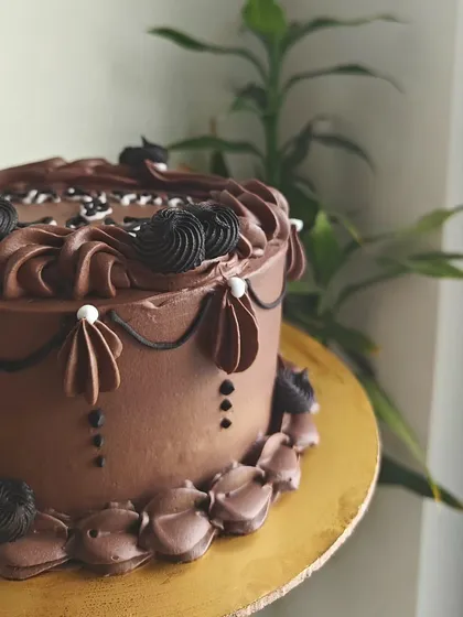 A detailed close-up of the piping work on the dark chocolate vintage cake. I love how the different textures of the buttercream come together.