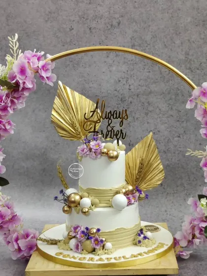 This non-fondant boho wedding cake is one of our favorites. We created a beautiful display using a custom floral hoop, delicate gold leaf accents, and a modern tiered structure. It’s a perfect example of how we can create a breathtaking centerpiece for your special day without using fondant.