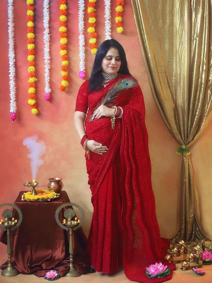 Adding a peacock feather, a symbol of grace and beauty, to this traditional maternity shoot. It’s these small details that make each session unique and meaningful.