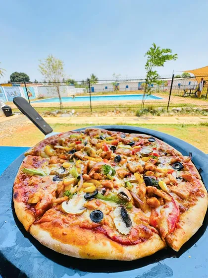 While the pets play, humans can relax at our Barky Cafe. Enjoy a fresh pizza with a perfect view of the pool. Zindagi mast hai bhai!