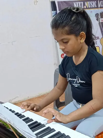 We feel proud seeing our students learning with so much dedication. This young pianist is focused on her practice during a class in our Virar branch.