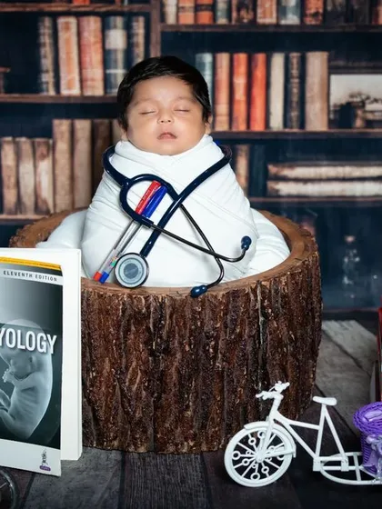 Dreaming big for the little one! This 'Future Doctor' setup is a popular choice, complete with a tiny stethoscope and medical books. It’s a fun way to imagine all the amazing things your baby will grow up to be.