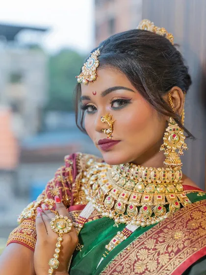 This is a classic Maharashtrian bridal look, complete with the traditional nath and chandrakor bindi. I focus on creating authentic looks that respect cultural details while ensuring the makeup feels comfortable and looks stunning in photos.