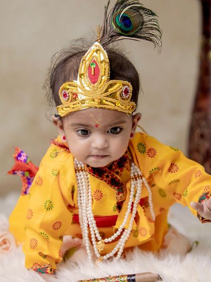 A crawling baby Krishna, on the move. Capturing babies in action is part of the fun and results in dynamic, lively photos.