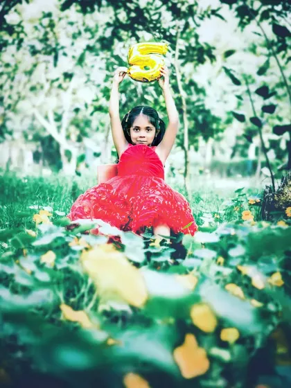Celebrating a fifth birthday in a beautiful outdoor setting. I use natural light and creative angles to produce artistic portraits that mark these important milestones as your child grows.