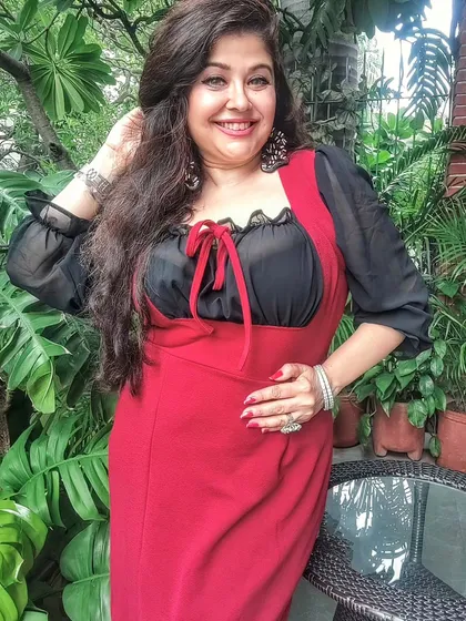 A closer look at my red and black layered outfit. The slimming cut of the dress and the flowing chiffon top create a look that is both stylish and comfortable, perfect for any season.