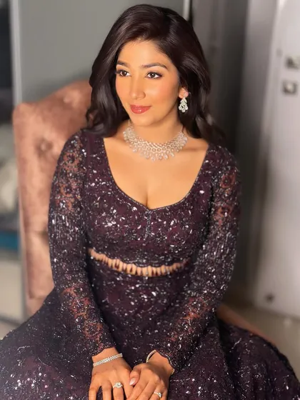 A final portrait of this stunning reception look. The balance of the makeup and the rich outfit is perfect.
