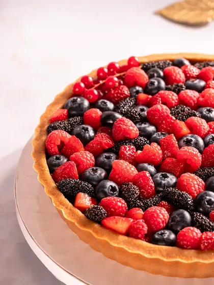 A close-up of my beloved Berry Tart. The combination of juicy berries, rich chocolate, and that golden, buttery crust makes this a crowd favorite that you’ll crave again and again.