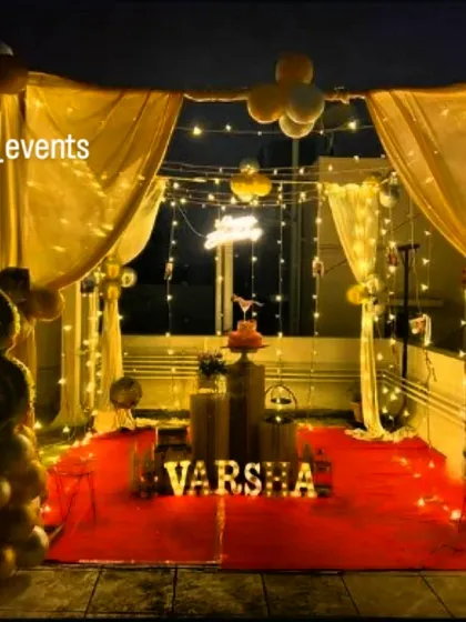 We transform open spaces into romantic retreats. This terrace decoration for an 18th birthday features a beautiful canopy made of sheer golden drapes and fairy lights, creating a warm and intimate setting under the stars.