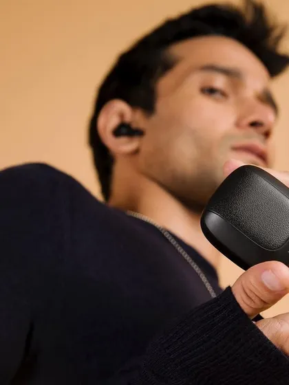 This low-angle shot for Crossbeats brings a dynamic feel to a product photo. The focus is on the earbud case held by the model, giving the viewer a unique perspective that is both artistic and informative.