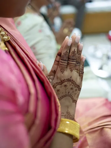 A simple and elegant mehendi for an engagement ceremony. The delicate pattern on the back of the hand is perfect for a modern and minimalist look.