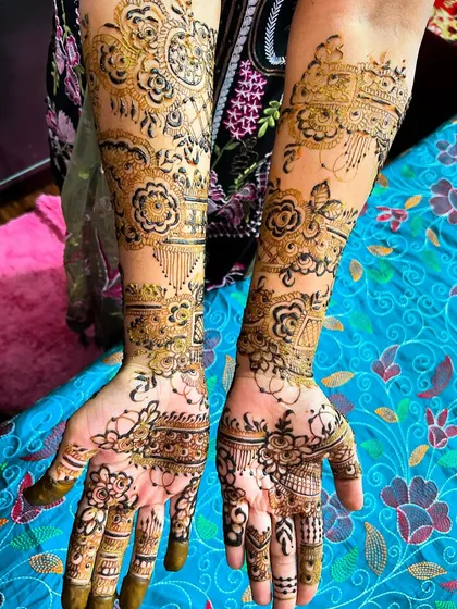 A beautiful Indo-Arabic design that extends up the arm. The pattern has a diagonal flow, with a mix of bold flowers and delicate net-like fillers.