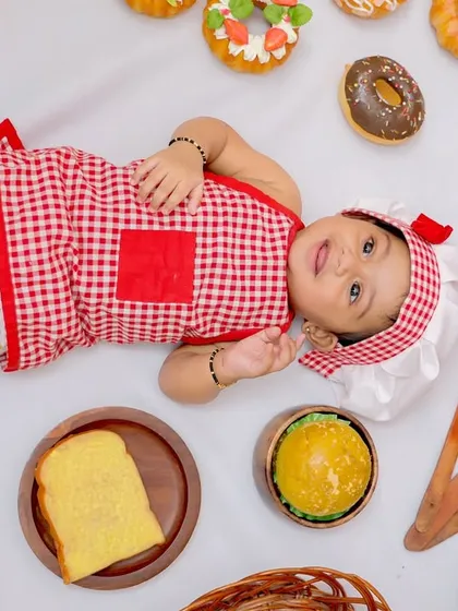 Ready to cook up some fun! Our "Master Chef" theme is a playful and adorable way to capture your baby's budding personality, complete with a tiny chef's hat and lots of fun props.