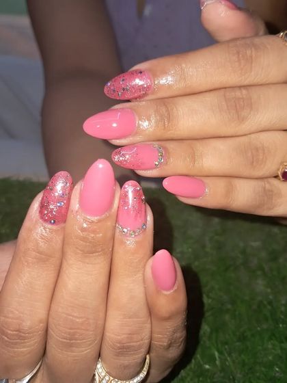 Another view of this pretty pink and glitter nail set.