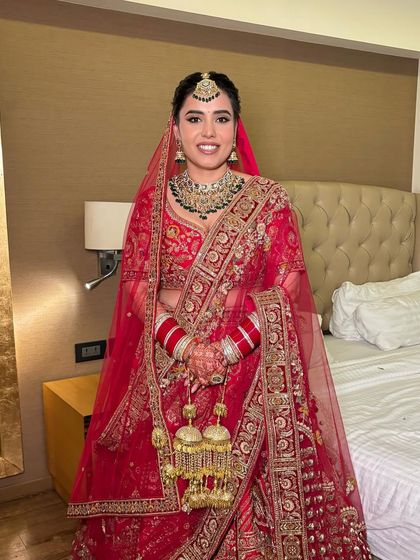 Happy brides are the prettiest. Diksha was all smiles on her wedding day, and her glowing makeup just amplified her joy.