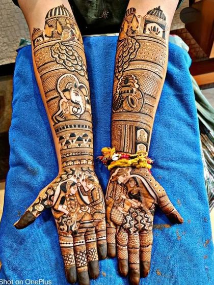 This design captures the essence of a Hindu wedding, with a Sindoor moment on the palms and a Ganesha figure on the arm for blessings.