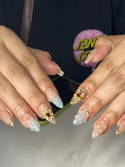 This design features iridescent shells and heart-shaped gems with gold borders. It’s a whimsical and romantic style that showcases advanced charm application.