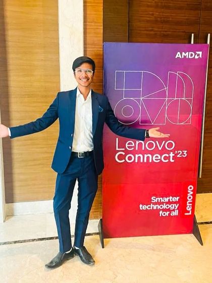 A welcoming pose at the Lenovo event. Ready to connect with the audience and showcase how technology and magic can create something amazing.