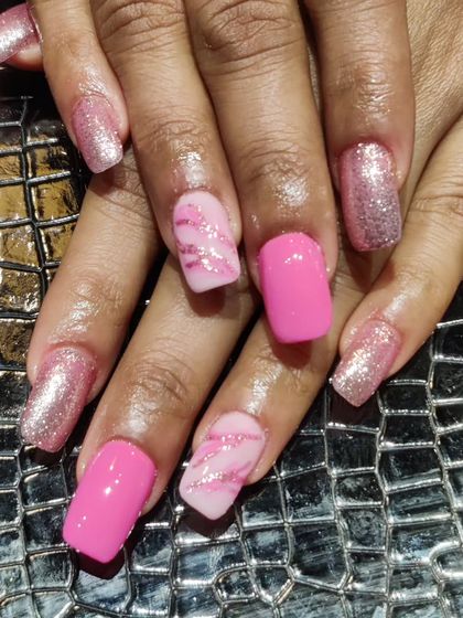 Come on Barbie, let's go party! This fun set features bright pink nails mixed with pink glitter and marble accent nails for the perfect Barbie-inspired look.