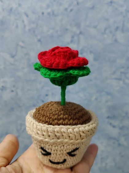 A different angle of the mini rose pot, showing its cute expression. It’s a small piece, but it’s full of character and handmade charm.