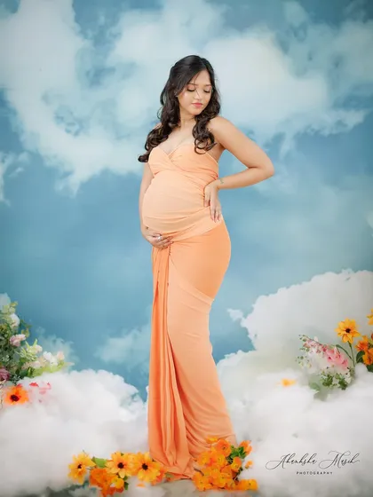 A truly dreamy session, where we create a fantasy world of soft clouds and flowers. This setup is perfect for the mother-to-be who wants to capture the feeling of being on cloud nine.