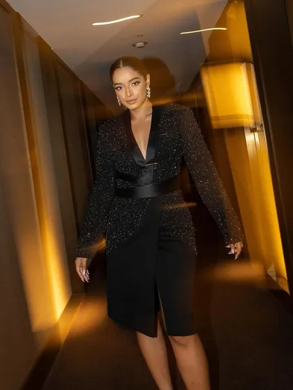 Serving Melbourne magic with the stunning Lisa Mishra. For a red carpet event like the Indian Film Festival of Melbourne, it's all about owning the spotlight with shimmer and a killer silhouette.