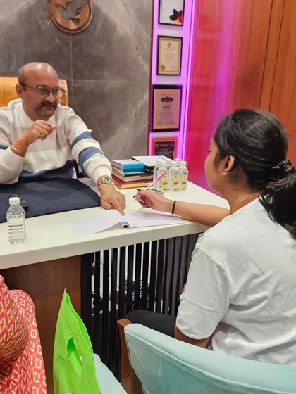 During a counseling session, I am providing guidance to a young client. My services cover a wide range of issues, from career confusion to anxiety and relationship stress.