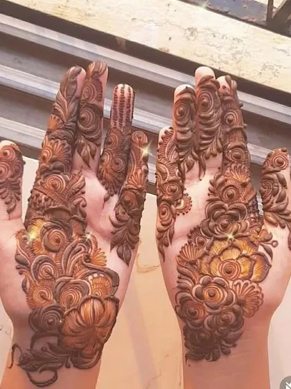 A bold and beautiful design with thick, confident lines. This style ensures a very dark and prominent henna stain.