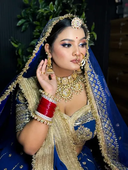 This is the royal blue bridal look we created in one of my masterclasses. I teach how to balance bold eye makeup with a flawless base and select the right jewellery to create a complete, breathtaking look for your client.