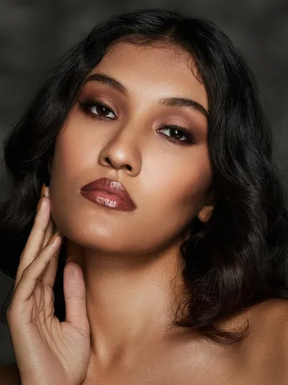 This look is all about my philosophy of letting your skin shine. I used minimalist techniques to create a polished, dewy finish with warm, neutral tones on the eyes and lips. It’s the perfect example of soft glam makeup that feels natural and looks incredible.