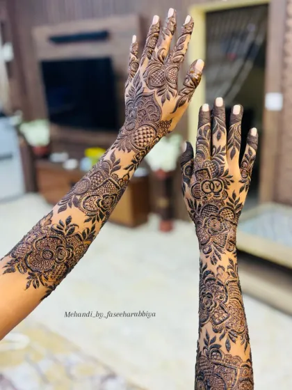 A beautiful Doha-style engagement henna, characterized by its bold motifs and elegant flow.