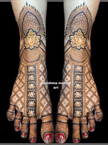 This elegant feet design features lotus motifs arranged in a symmetrical pattern. The clean lines and intricate check-board pattern create a look that is both traditional and sophisticated.