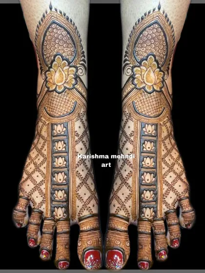 This elegant feet design features lotus motifs arranged in a symmetrical pattern. The clean lines and intricate check-board pattern create a look that is both traditional and sophisticated.