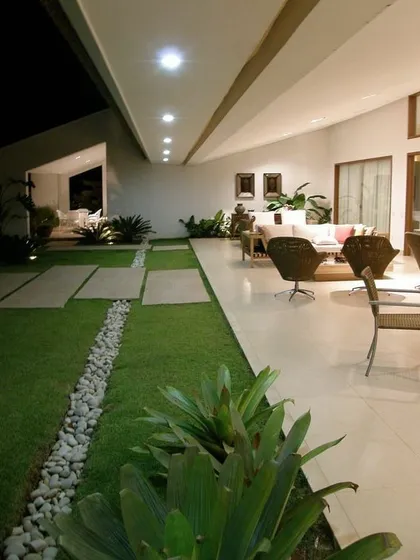 For this outdoor lawn, I used stepping stones and a river of white pebbles to create a beautiful and functional path. It's a classic landscaping technique that adds elegance and guides you through the garden.