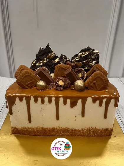 Indulge in our bestselling Lotus Biscoff Cheesecake. We build this dessert on a crunchy Biscoff biscuit base, with a smooth, creamy cheesecake layer, and finish it with a generous topping of Biscoff spread and crumble. It's a modern classic for a reason.