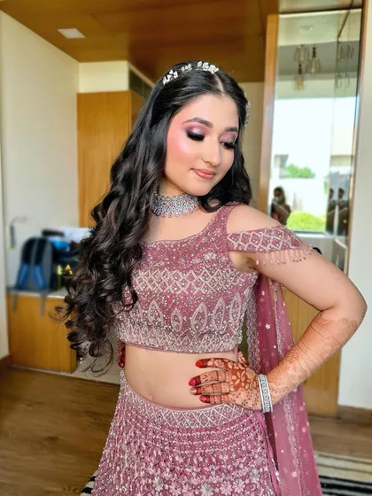 A closer look at the makeup for this sangeet night. The pink and purple tones on the eyes are blended perfectly to create a dramatic yet feminine smokey eye.