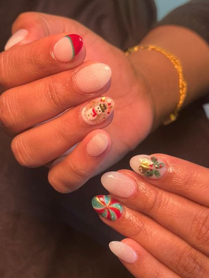 Another view of this adorable Christmas set, showing the different festive designs on each nail.