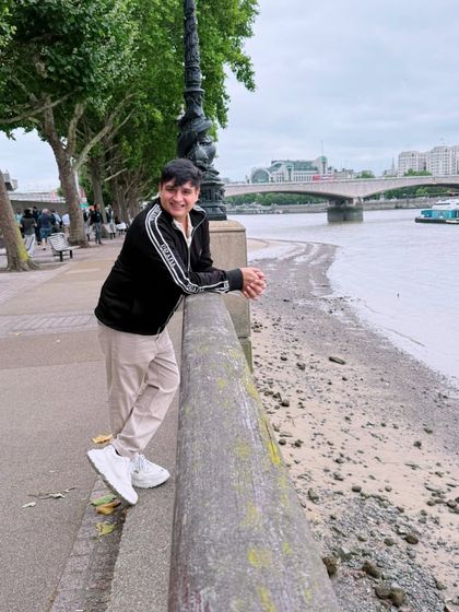 Another view from the banks of the Thames, showing a relaxed look perfect for a day of exploring.
