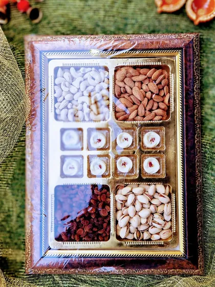 A classic and elegant choice for festive gifting. This tray is packed with premium quality mewa, including cashews, almonds, pistachios, and raisins, along with a selection of our white chocolates.